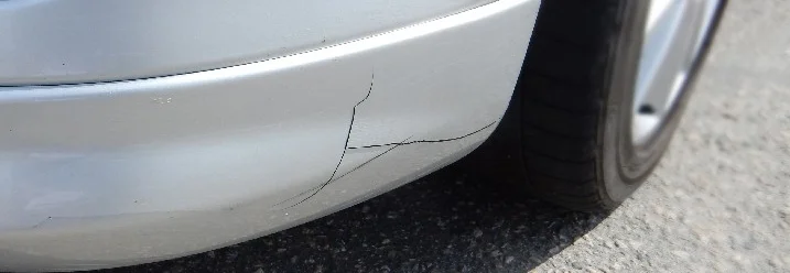 Beschädigte Autostoßstange